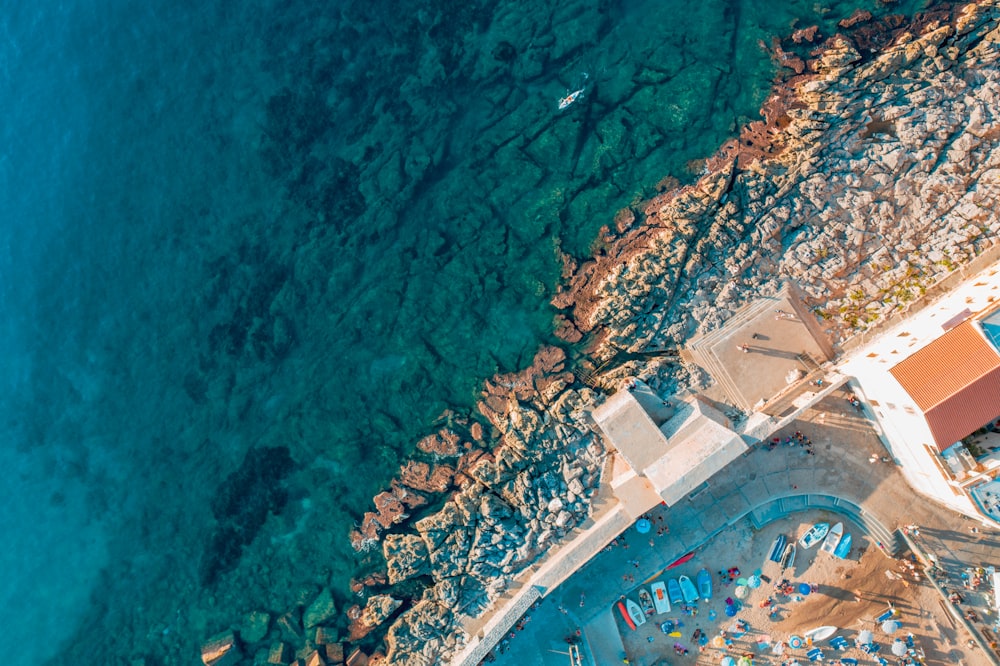 Vista aérea de edifícios da cidade perto do corpo de água durante o dia