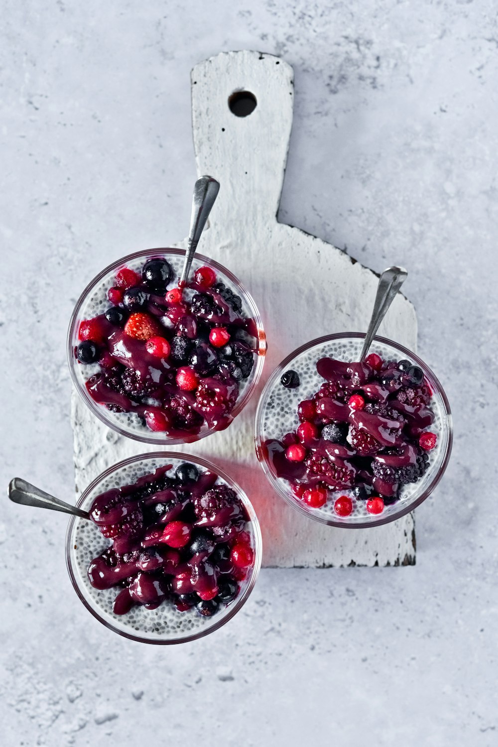 rote und schwarze Beeren in klarer Glasschale