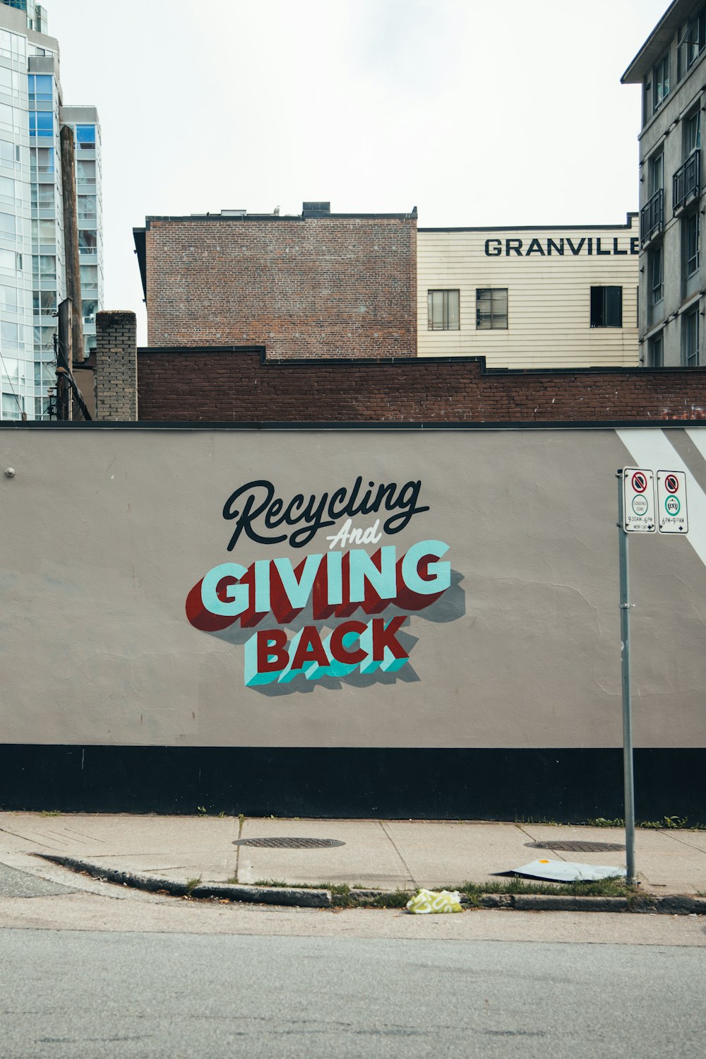 un cartello sul lato di un edificio che restituisce pubblicità