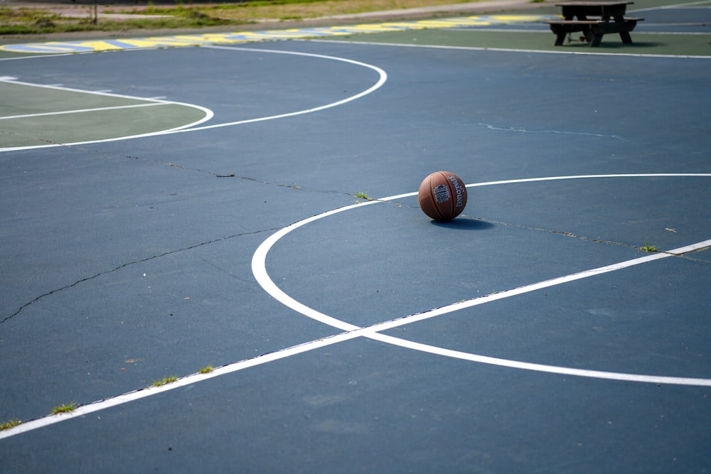 バスケットボールコートの茶色のバスケットボール