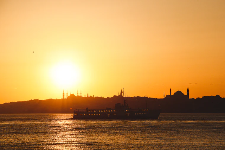 Siluetas de las mezquitas de Estambul al atardecer sobre el Bósforo