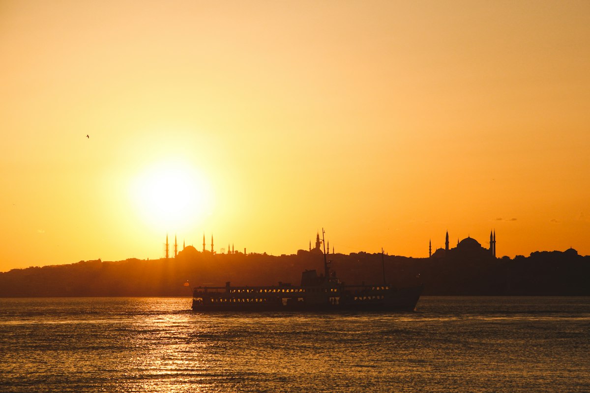 Siluetas de las mezquitas de Estambul al atardecer sobre el Bósforo