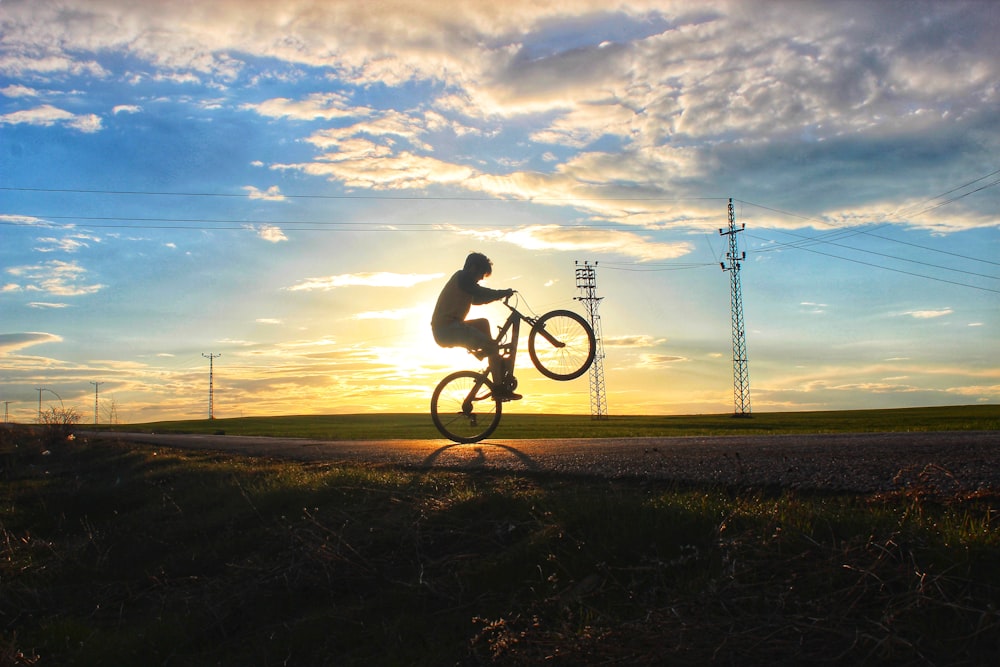 낮 동안 푸른 잔디밭에서 자전거를 타는 남자