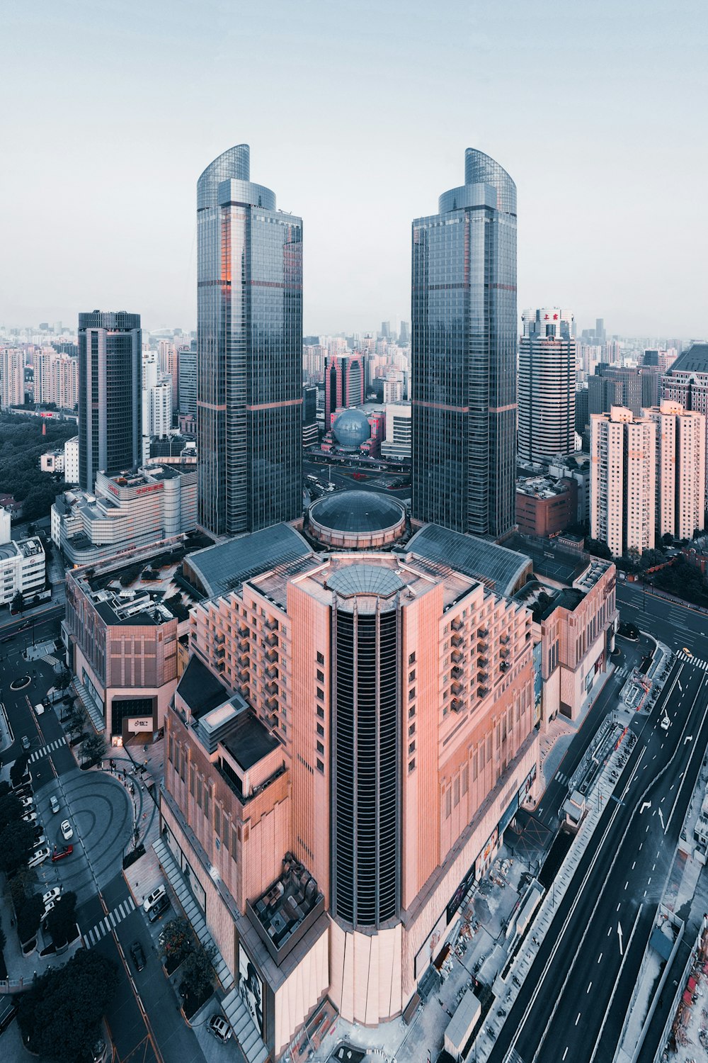 Edificios de gran altura durante el día