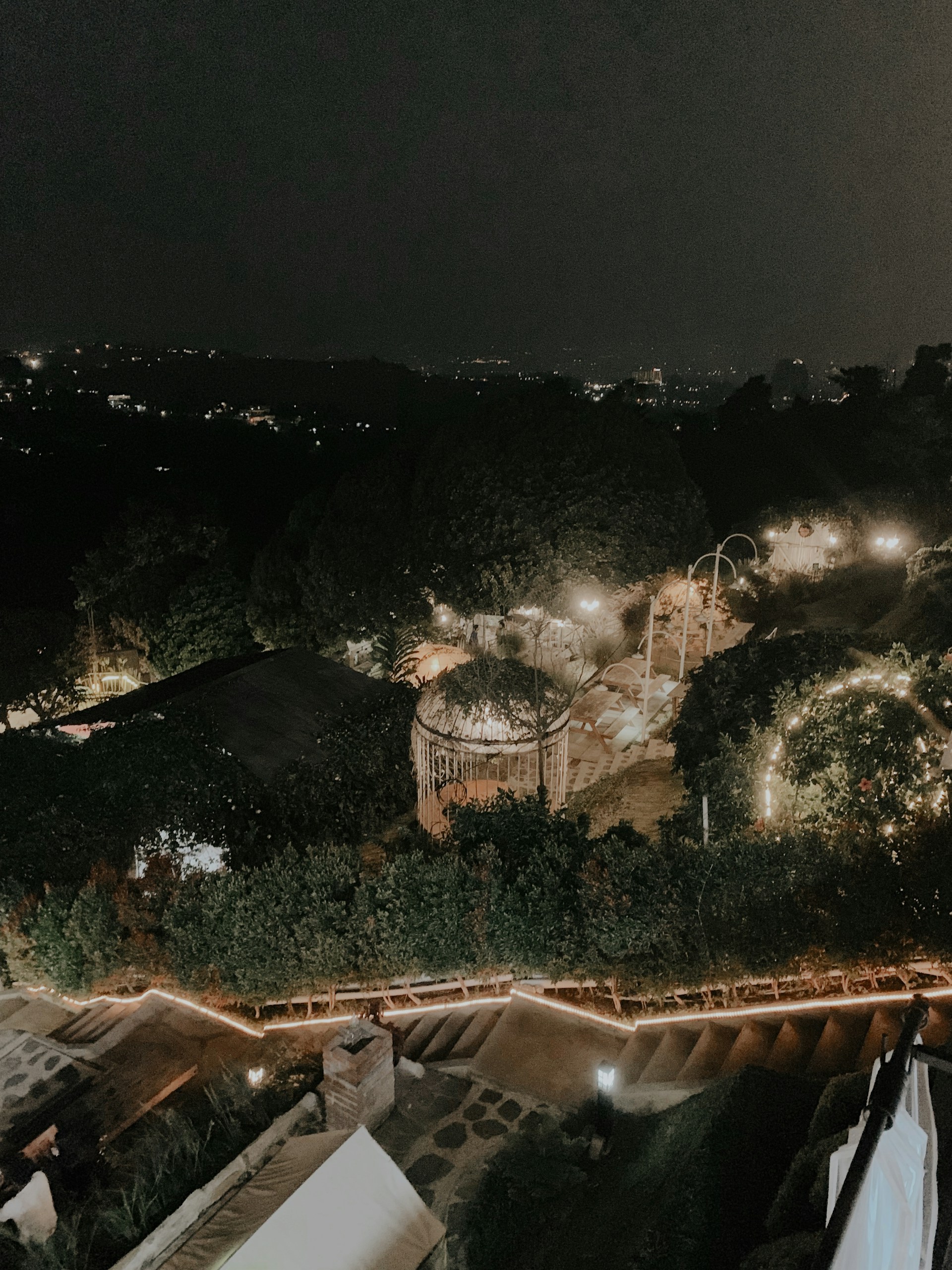 gray computer monitor