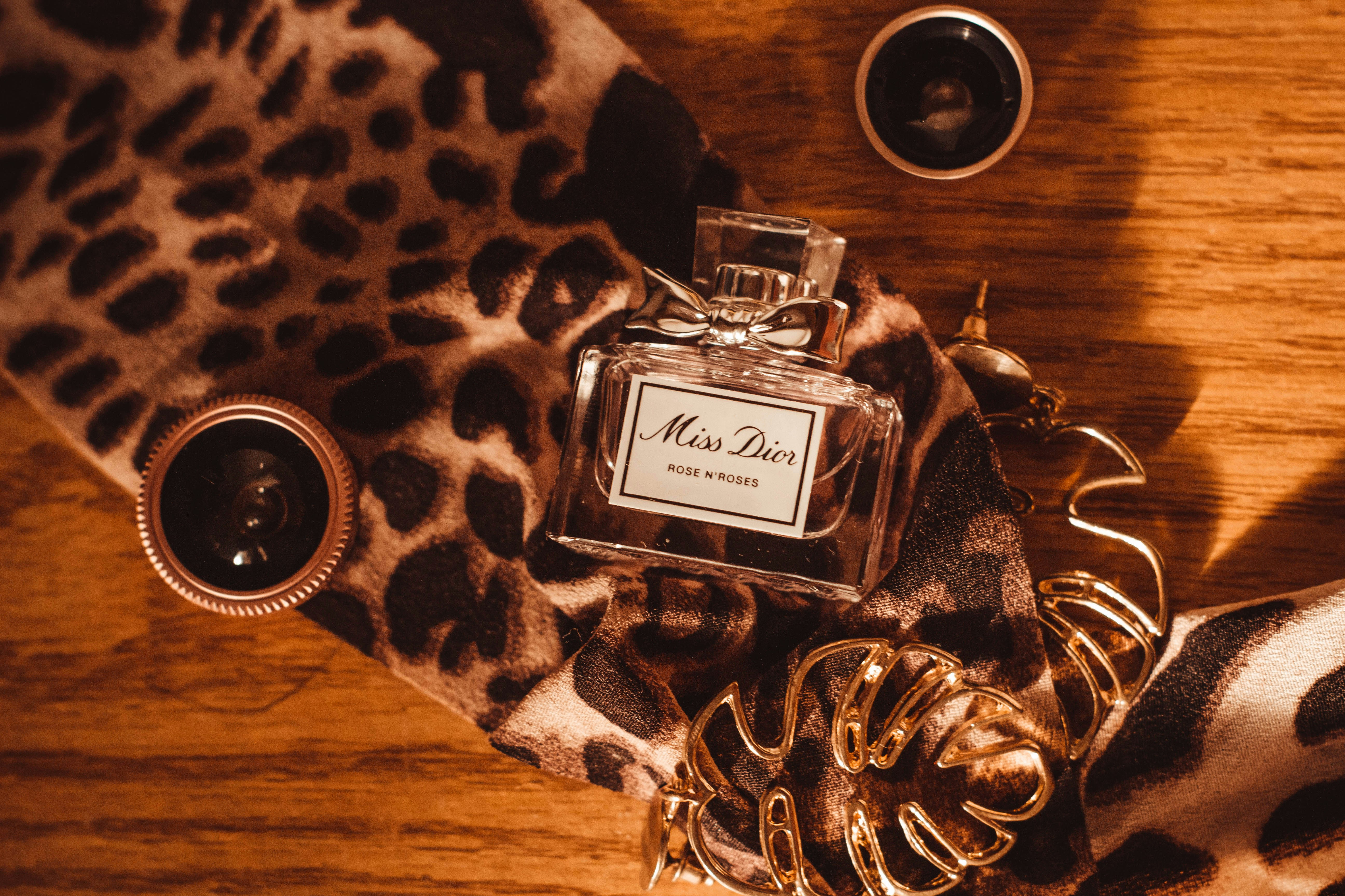 photo-1620439582524-e2a385dd11f4?ixid=M3wxMjA3fDB8MXxzZWFyY2h8MTF8fG1lbiUyN3MlMjBsdXh1cnklMjBjb2xvZ25lc3xlbnwwfHx8fDE3Njk5NjY2NzZ8MA\u0026ixlib=rb-4.1.0