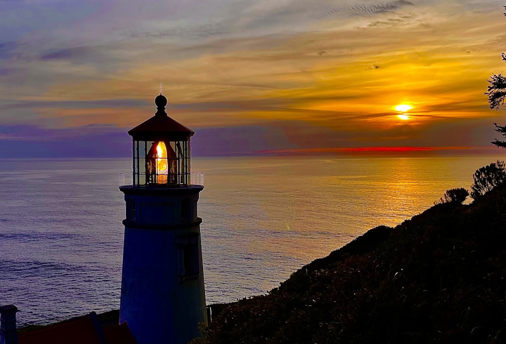 silhouette de personne debout sur la formation rocheuse pendant le coucher du soleil