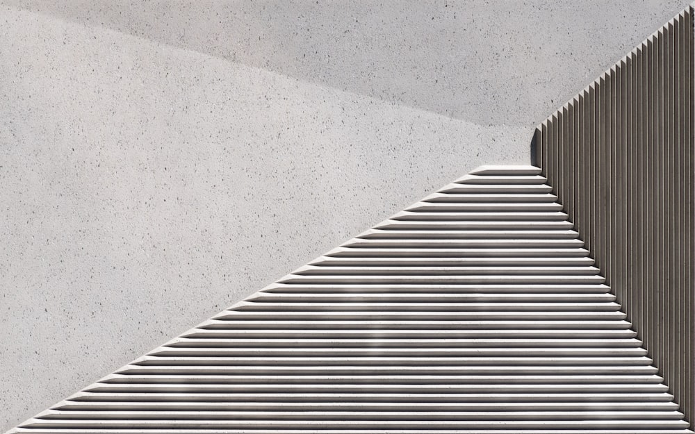 흰 벽이 있는 회색 콘크리트 계단