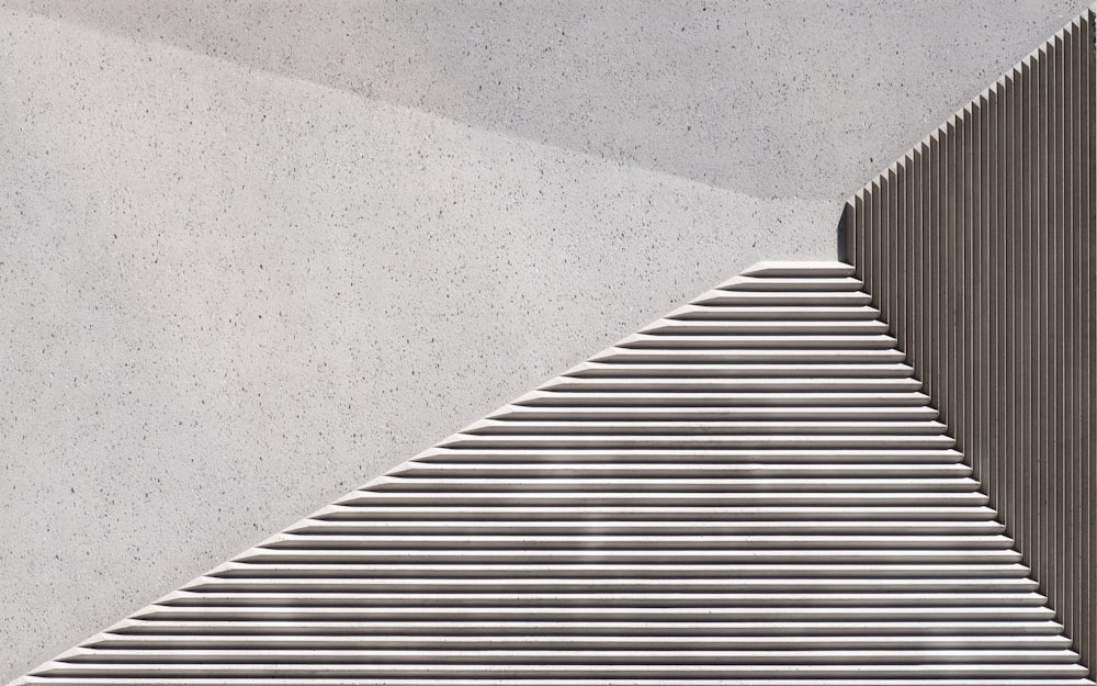 graue Betontreppe mit weißer Wand