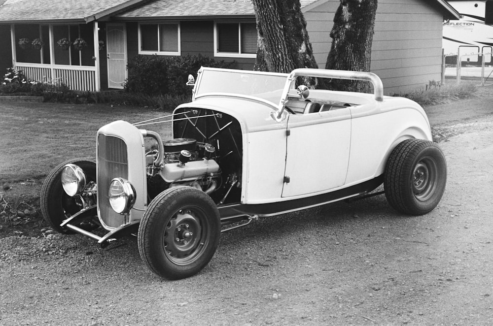 Photo en niveaux de gris d’une voiture ancienne