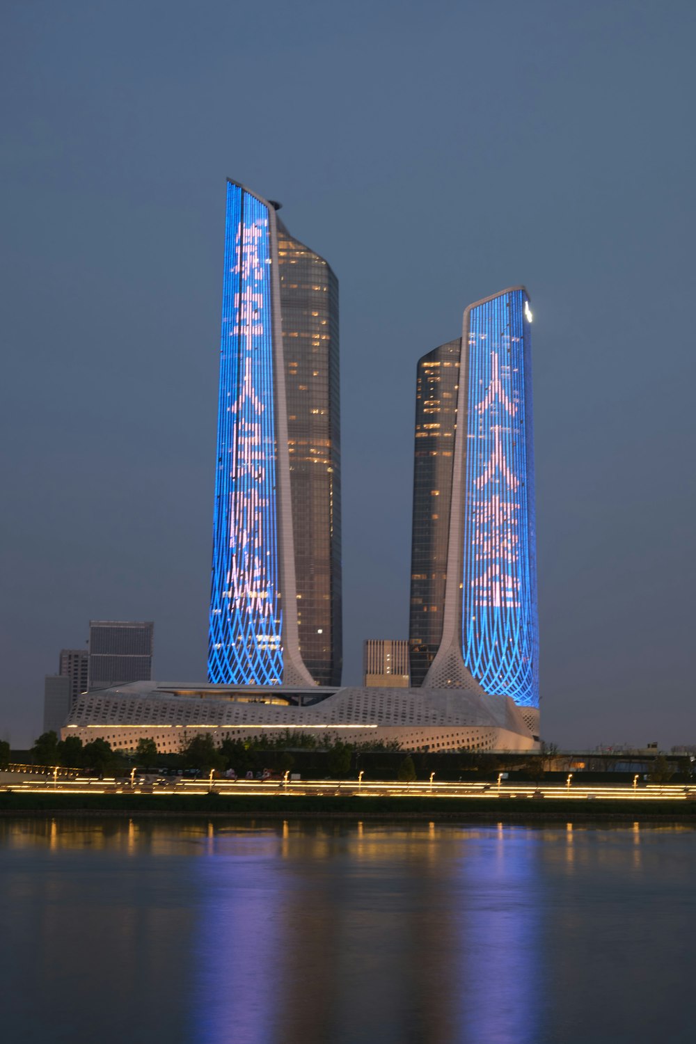 Edificio de gran altura cerca del cuerpo de agua durante la noche