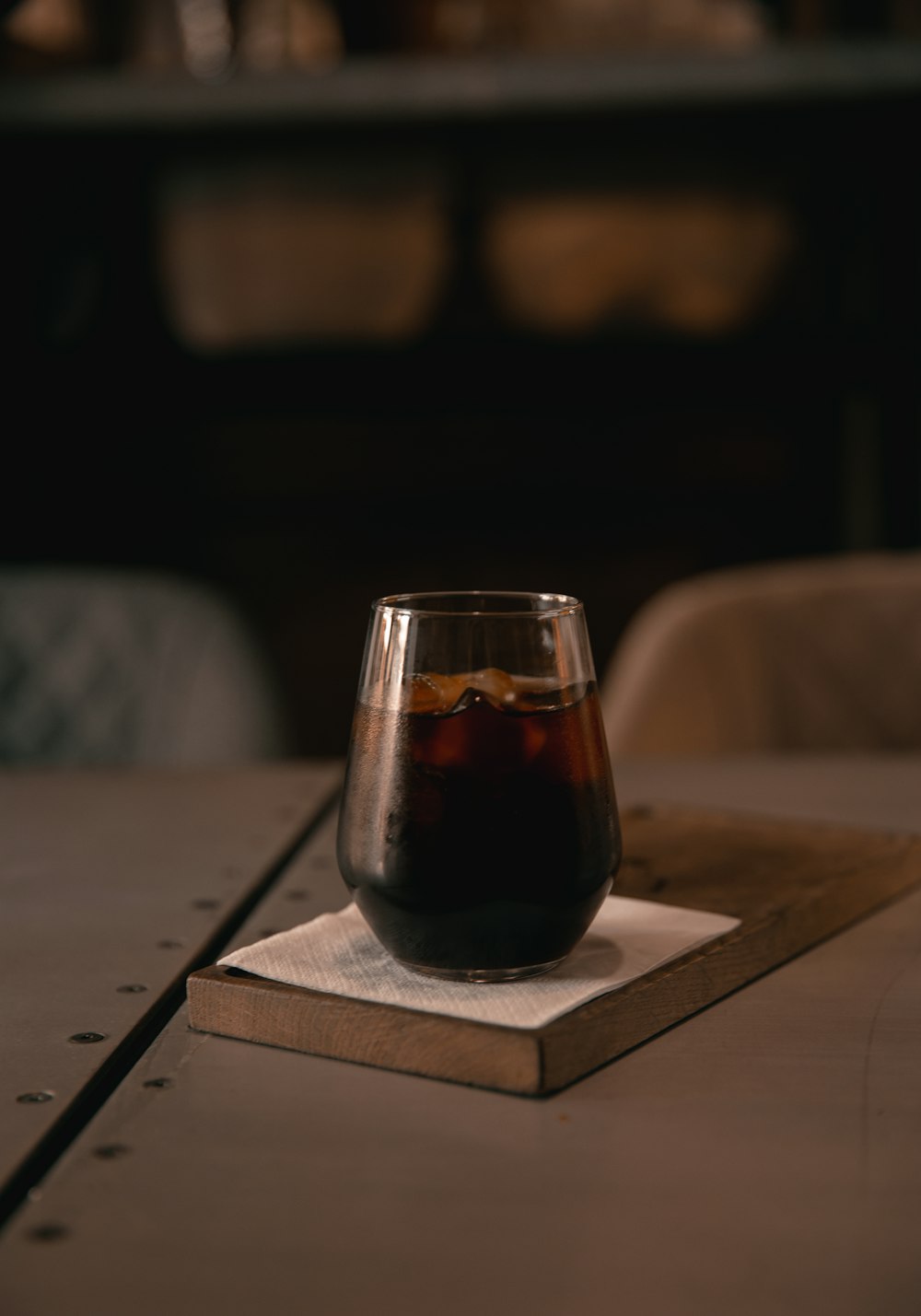 verre à boire clair sur table en bois brun