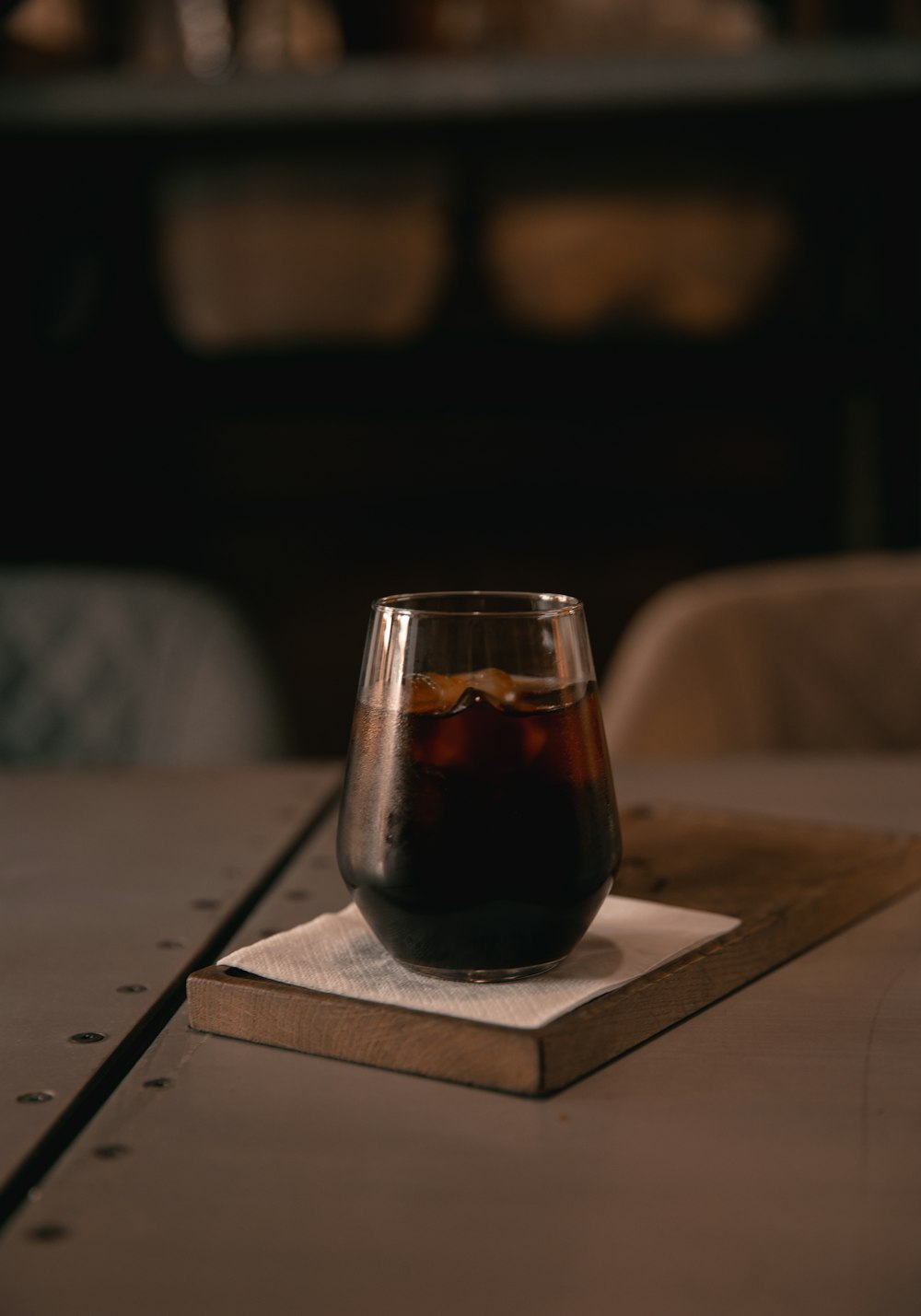 klares Trinkglas auf braunem Holztisch