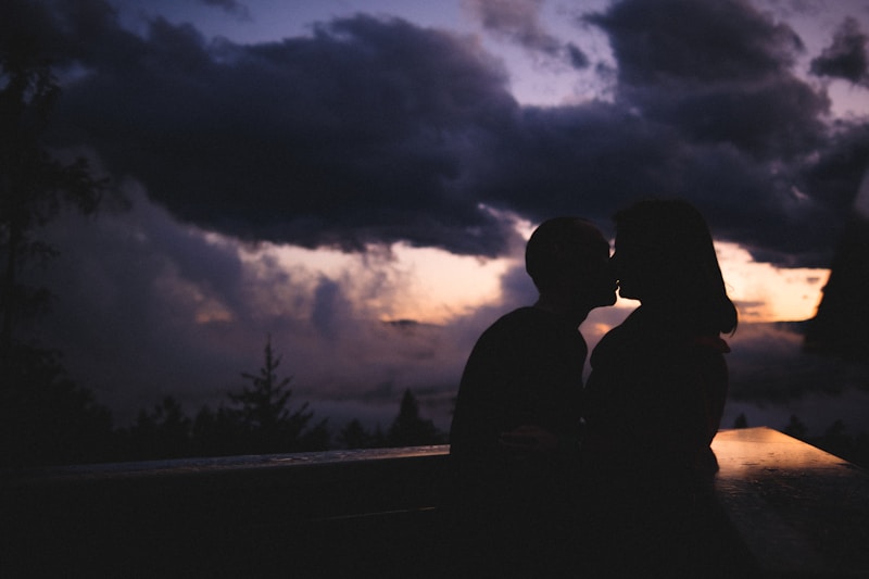Nighttime romance on Greek street