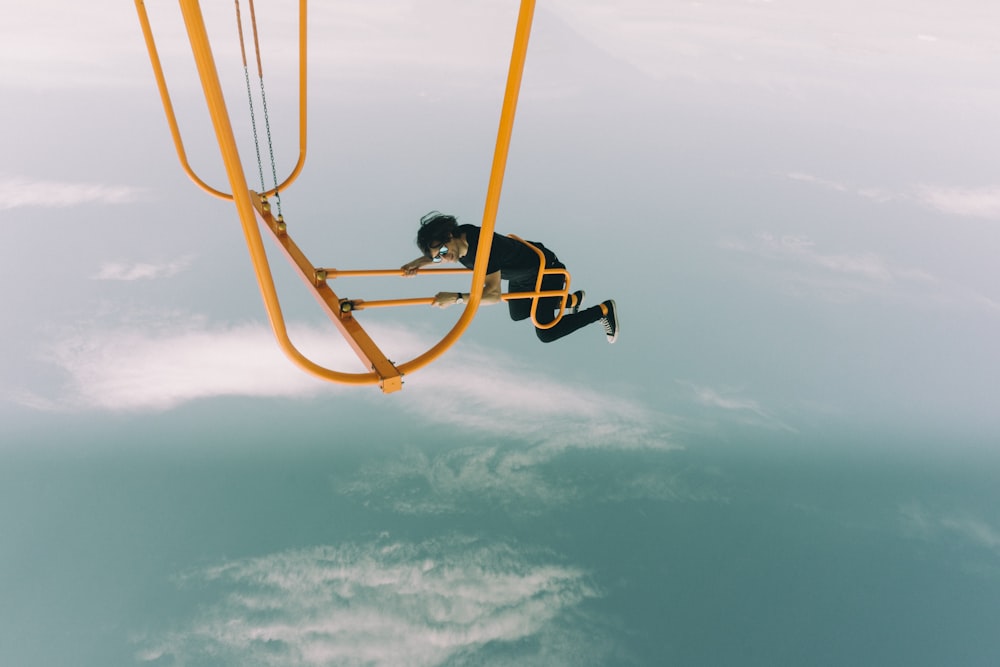 estrutura de metal amarelo e preto sob o céu azul