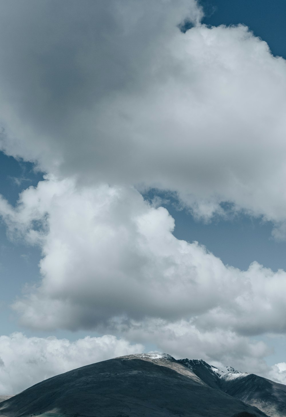 nuvole bianche e cielo blu durante il giorno