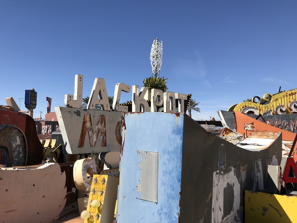 Bâtiment en béton blanc avec des plantes de cactus vertes pendant la journée