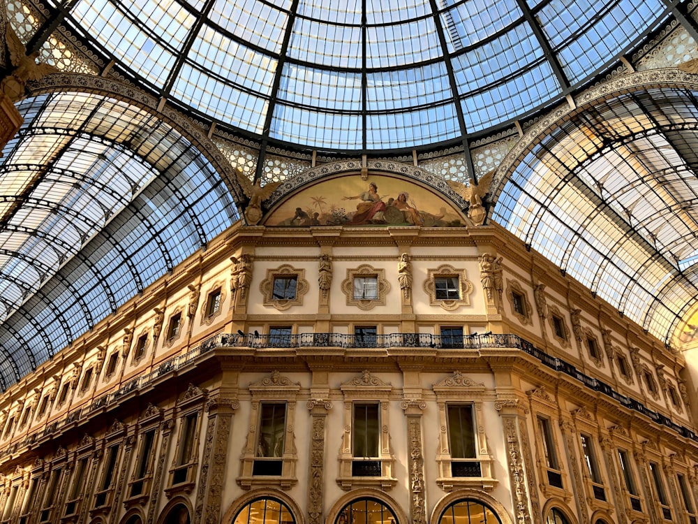 edificio in cemento marrone durante il giorno