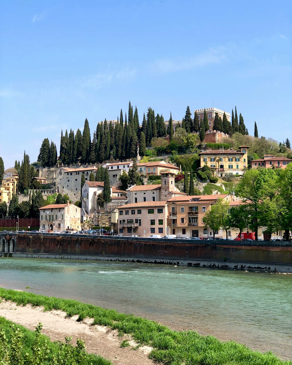 edificio in cemento marrone vicino allo specchio d'acqua durante il giorno