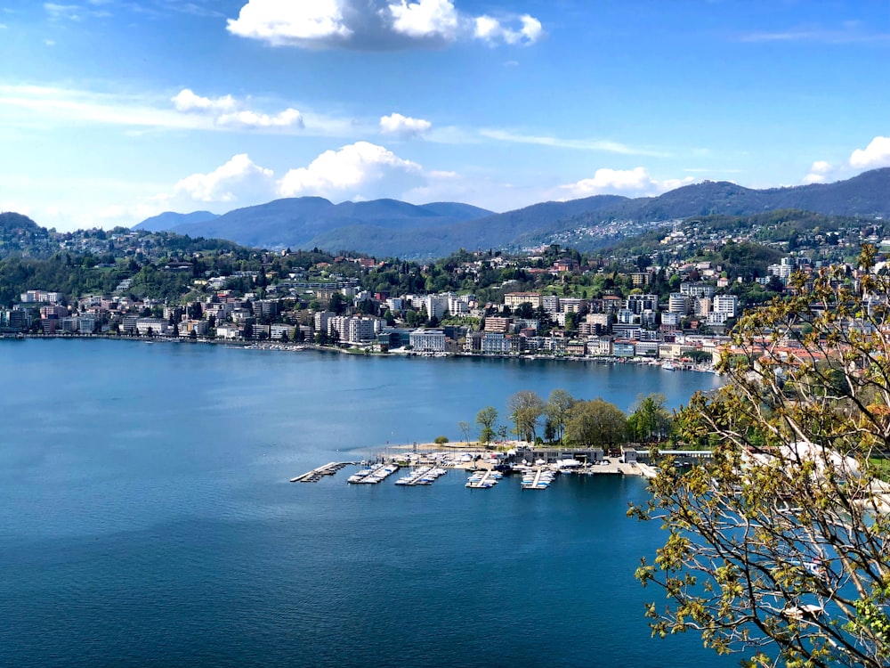 Veduta aerea degli edifici della città vicino allo specchio d'acqua durante il giorno