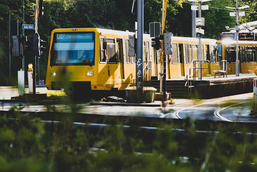 Gelber und blauer Bus tagsüber unterwegs