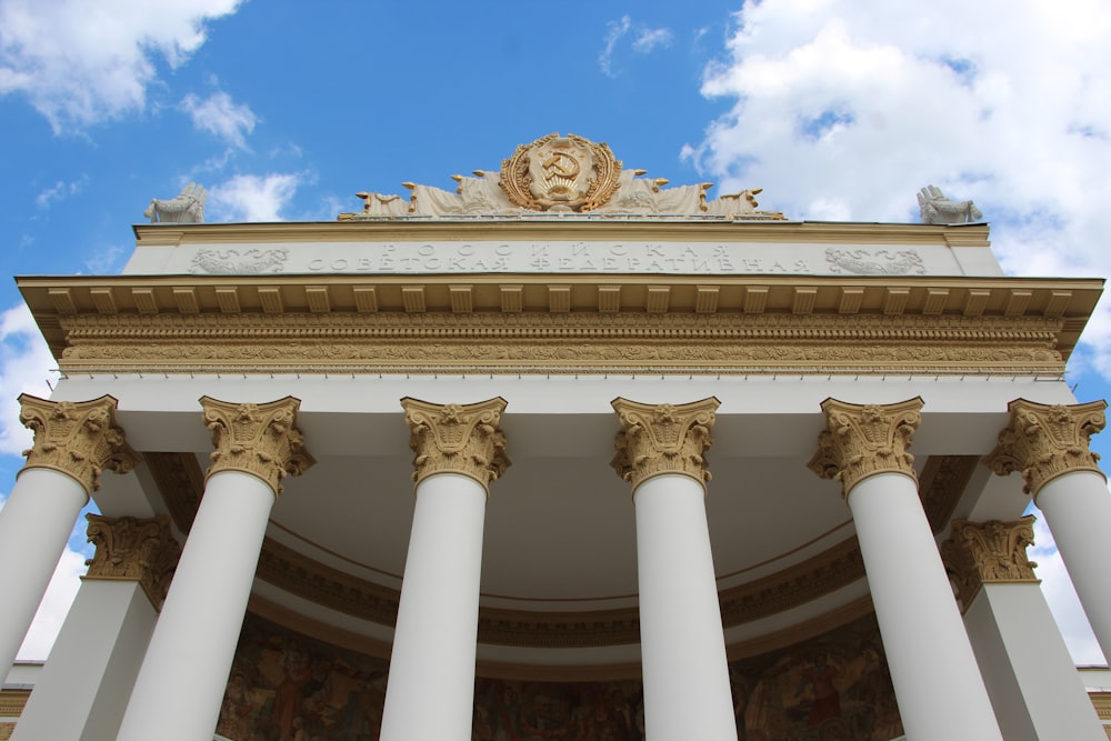 Weißes Betongebäude unter blauem Himmel tagsüber