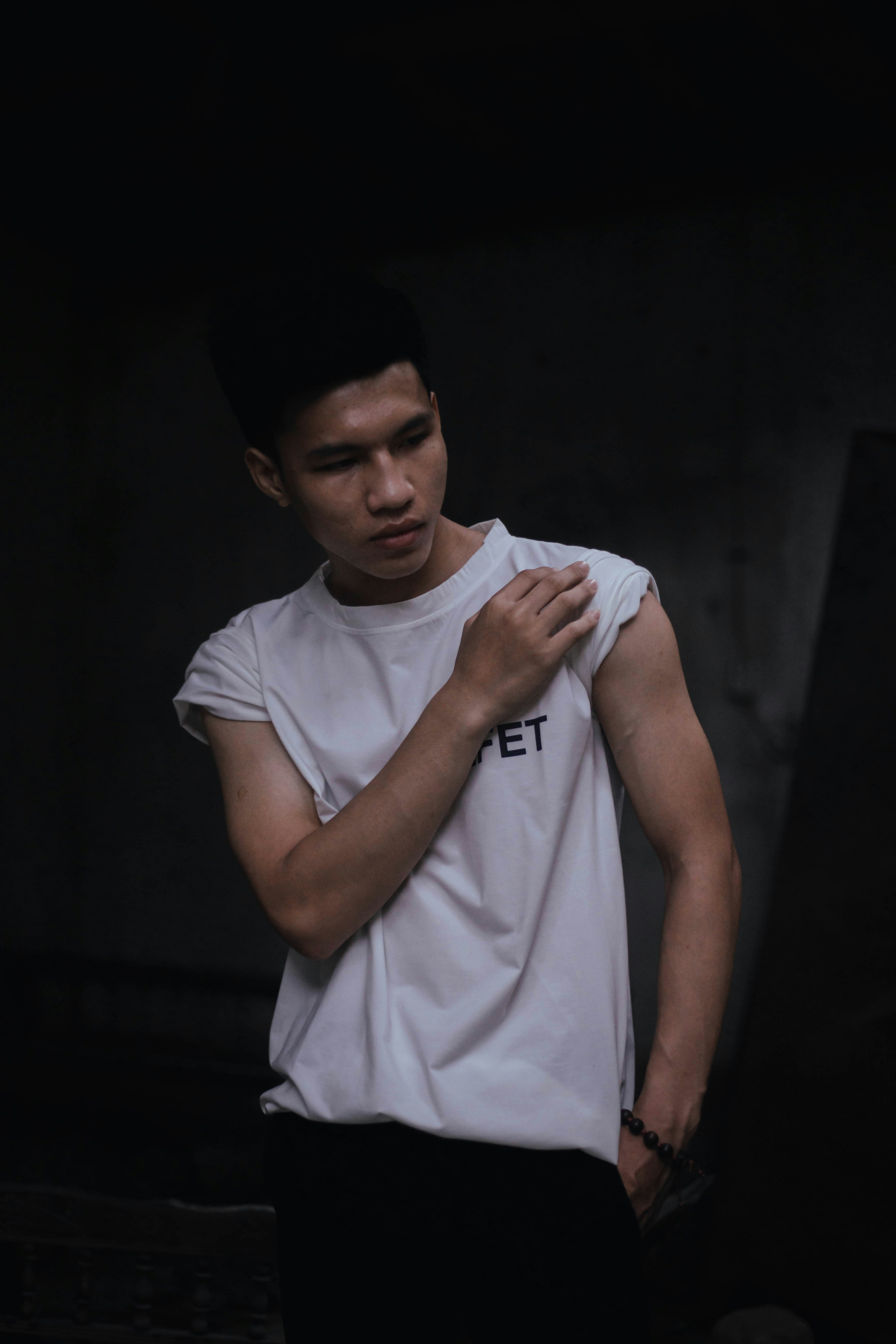 man in white crew neck t-shirt