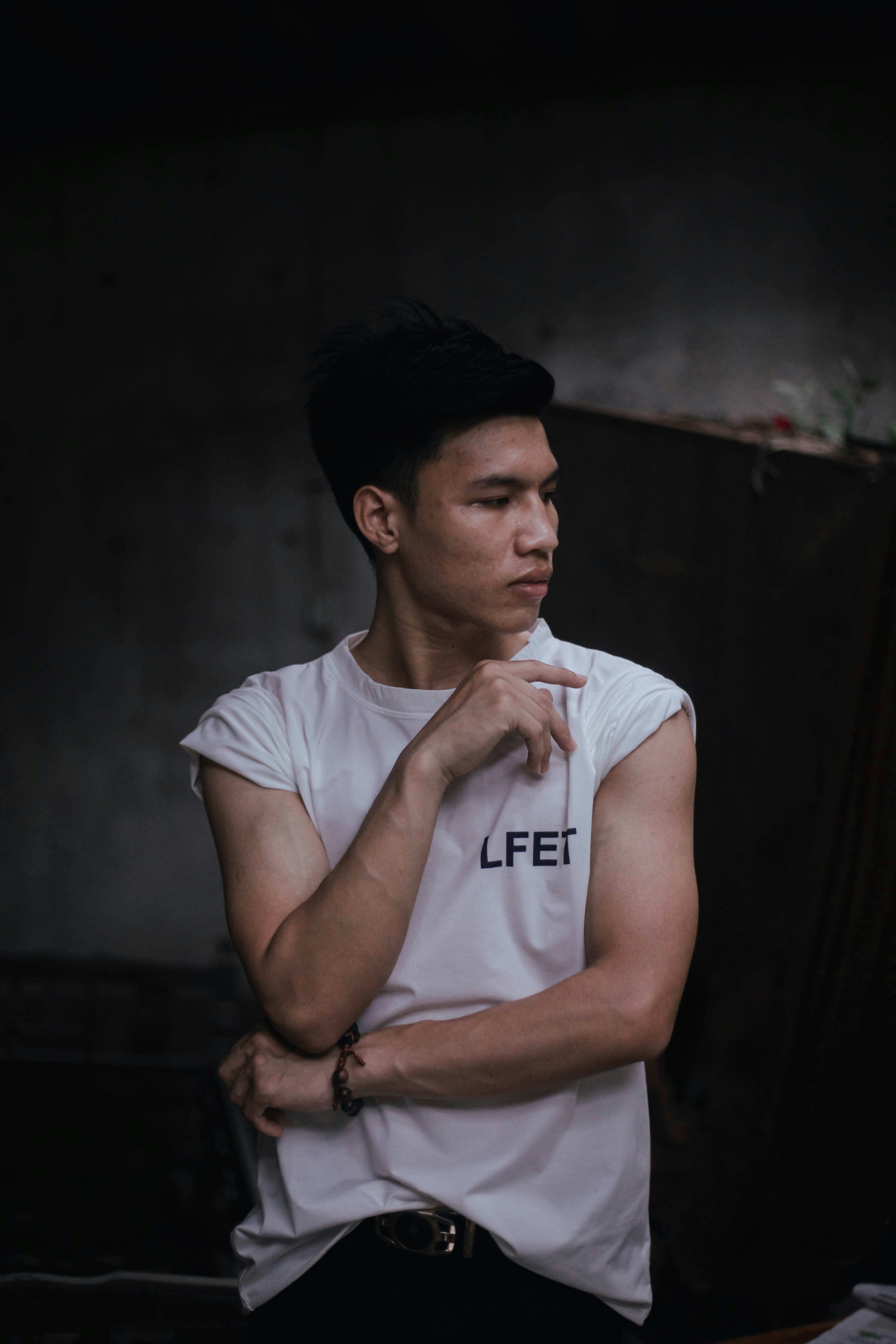 man in white crew neck t-shirt