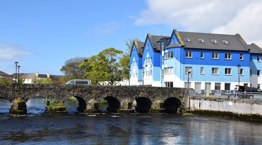 Weiß-blaues Betongebäude am Fluss tagsüber