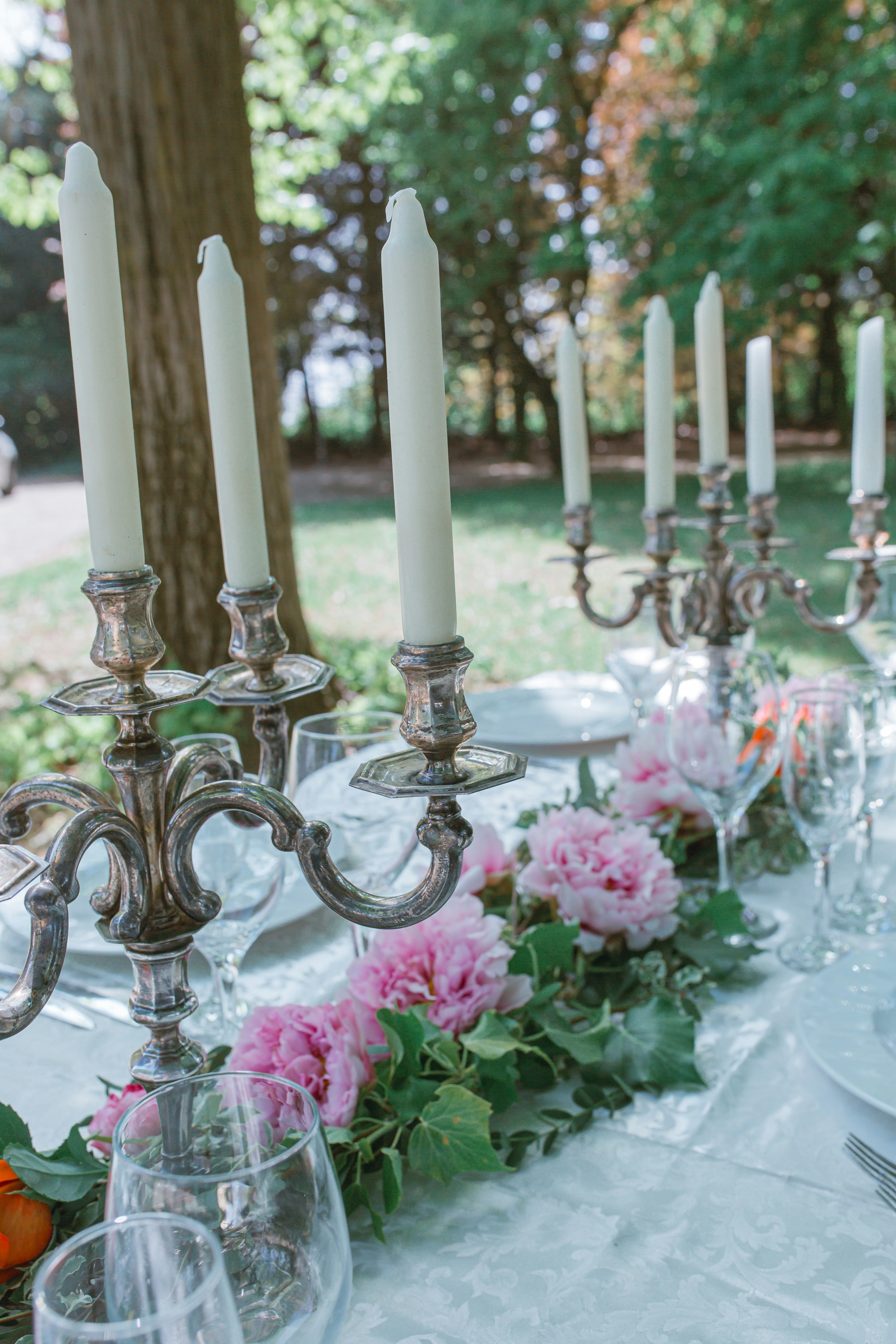 ゴールドのキャンドル ホルダーに白いキャンドルの写真 Unsplashで見つけるグレーの無料写真