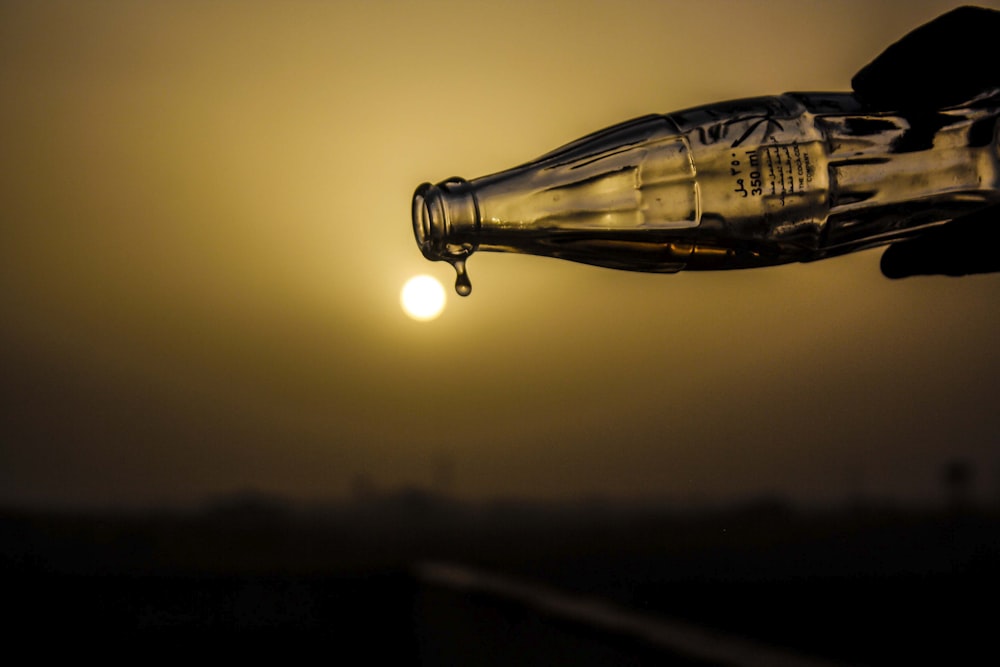 bouteille en verre transparent avec lumière