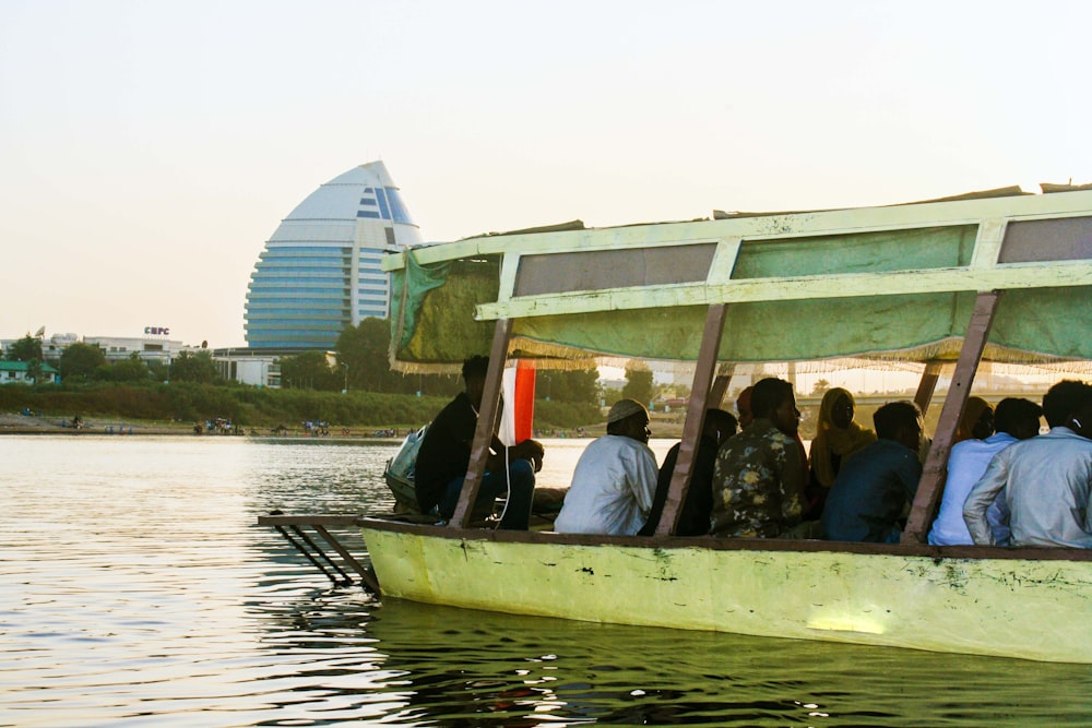 Eine Gruppe von Menschen, die auf dem Rücken eines Bootes fahren