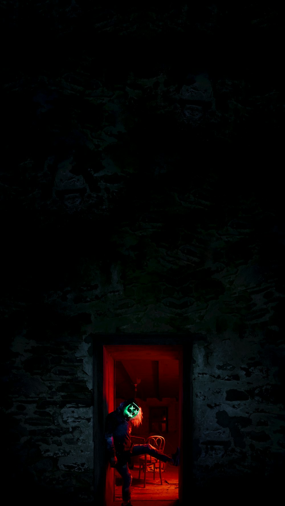 puerta de madera roja sobre pared de hormigón gris