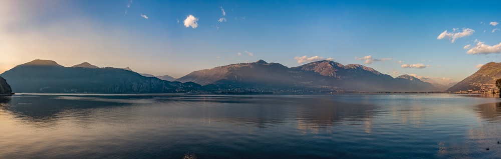 Specchio d'acqua vicino alla montagna sotto il cielo blu durante il giorno