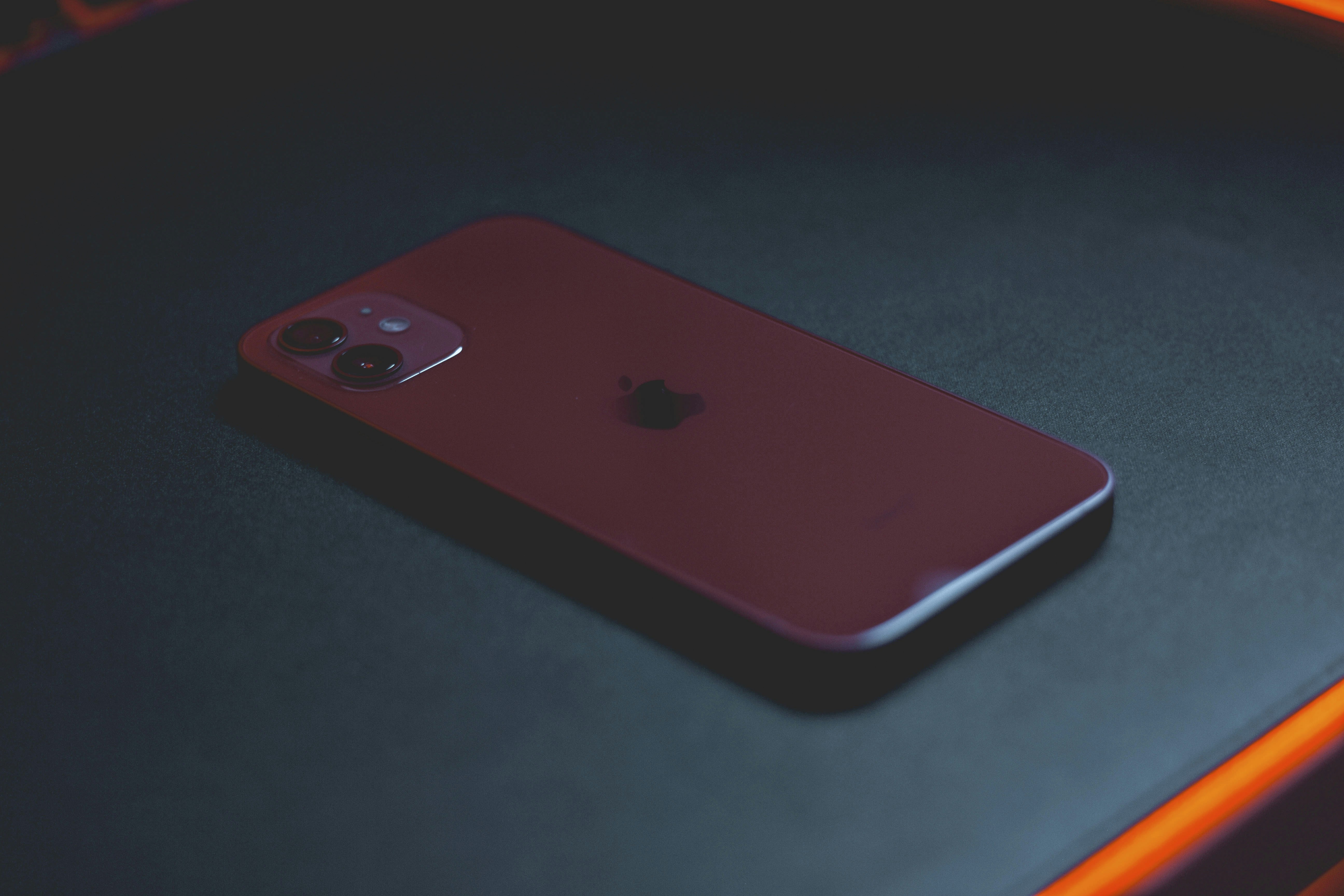 iphone 7 rojo sobre mesa negra