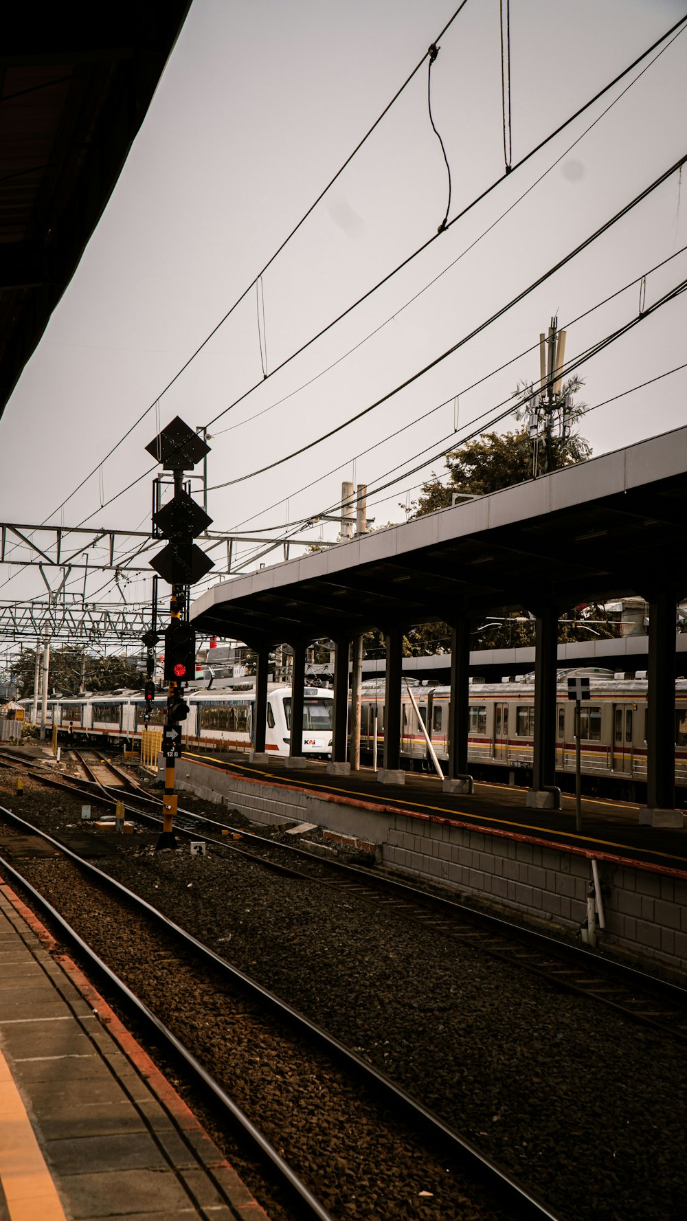 train rail under bridge during daytime