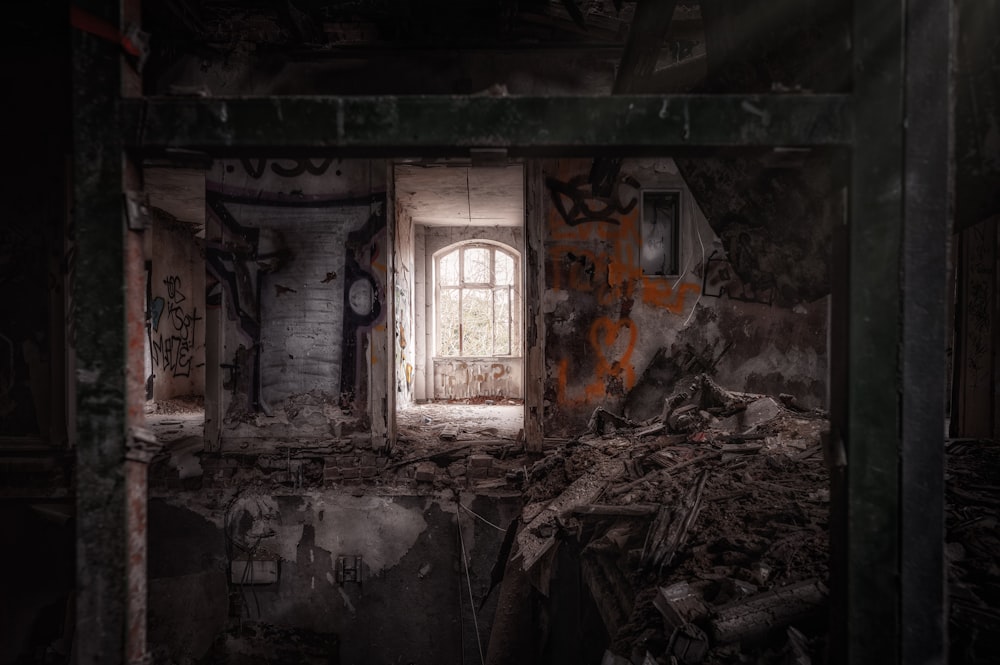 Porte en bois marron dans un bâtiment en béton vert