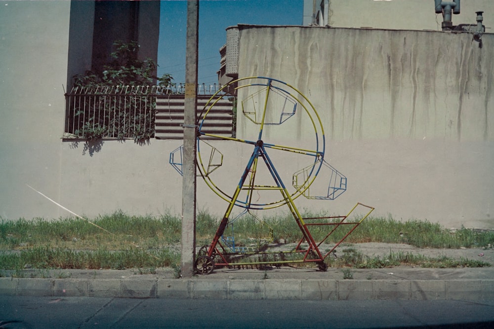 회색 벽에 기대어 있는 노란색과 파란색 도로 자전거