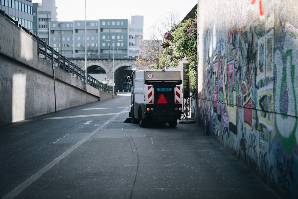 camion bianco e rosso su strada durante il giorno