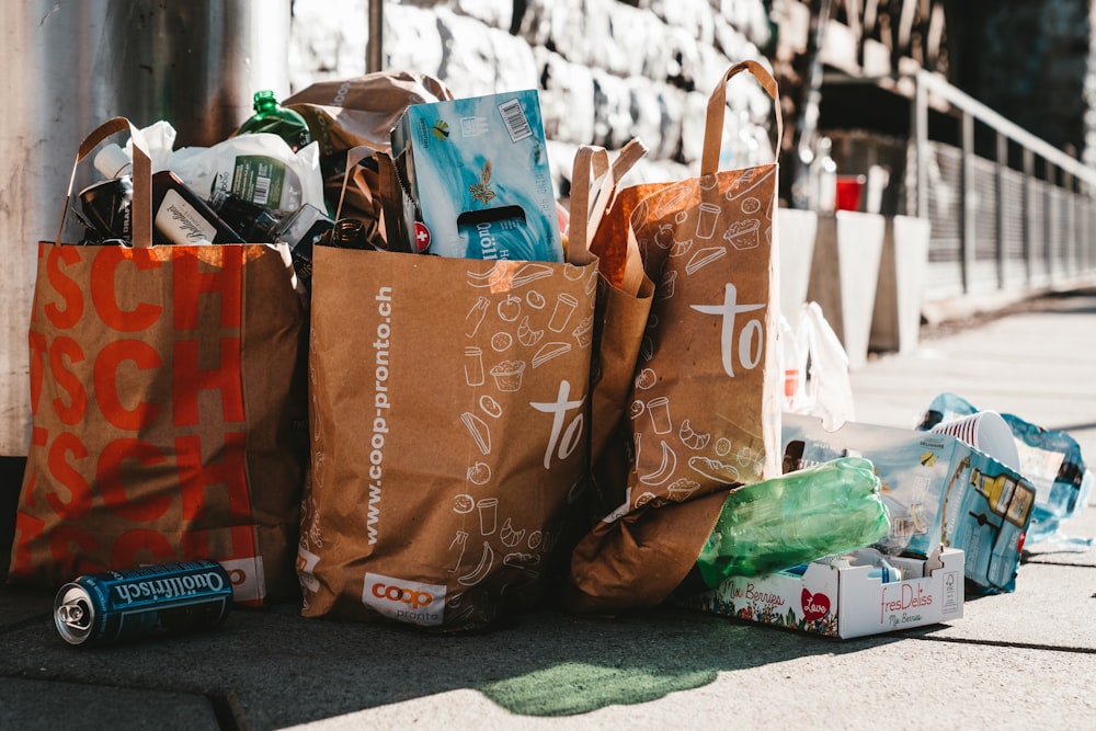 bolsas de papel marrones y blancas