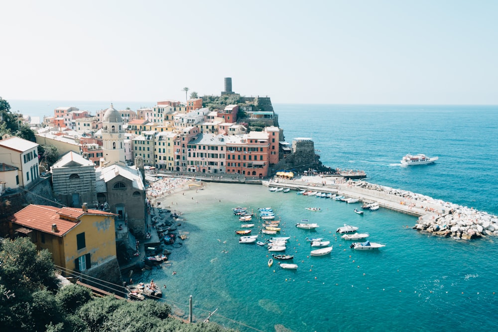 Veduta aerea degli edifici della città vicino allo specchio d'acqua durante il giorno