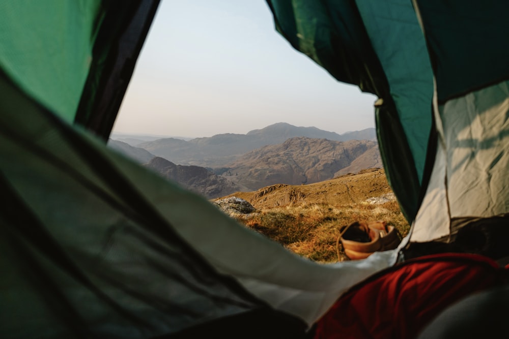 tenda verde sul campo di erba marrone durante il giorno