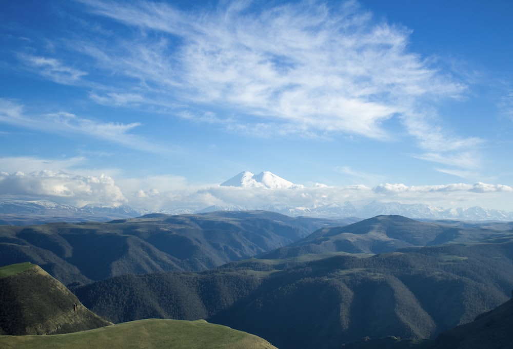 Montañas verdes bajo el cielo azul durante el día