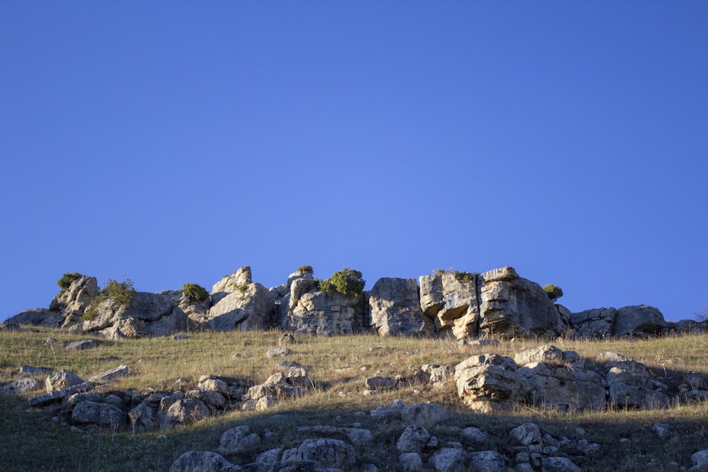 Montagna rocciosa sotto il cielo blu durante il giorno