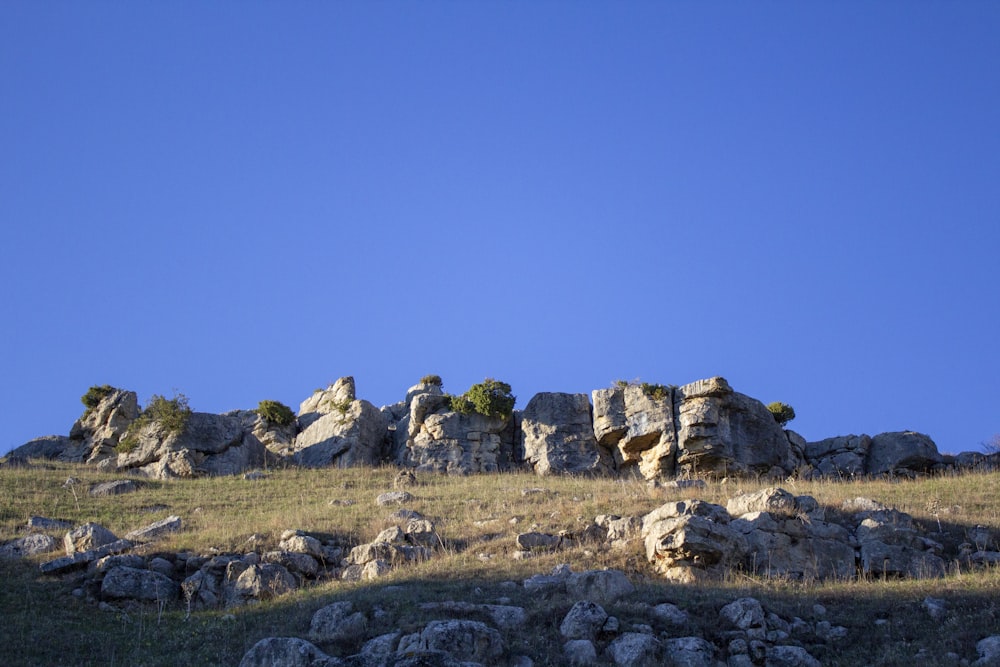 Montaña rocosa bajo el cielo azul durante el día