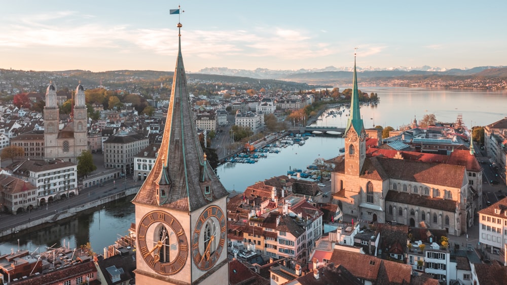 Bâtiment en béton brun et blanc près d’un plan d’eau pendant la journée