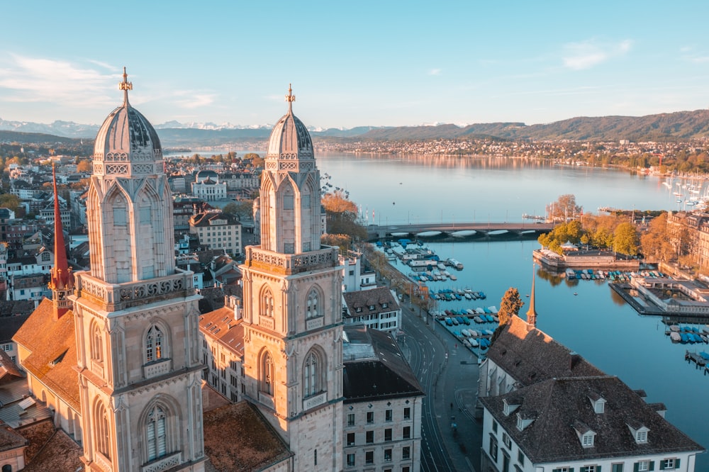 Bâtiment en béton blanc et brun près d’un plan d’eau pendant la journée