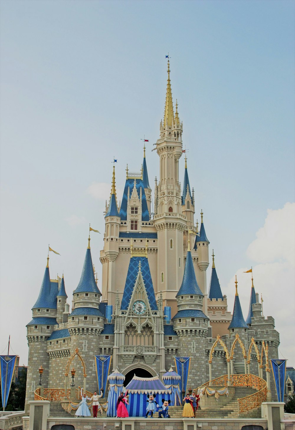 Château Disney sous le ciel bleu pendant la journée