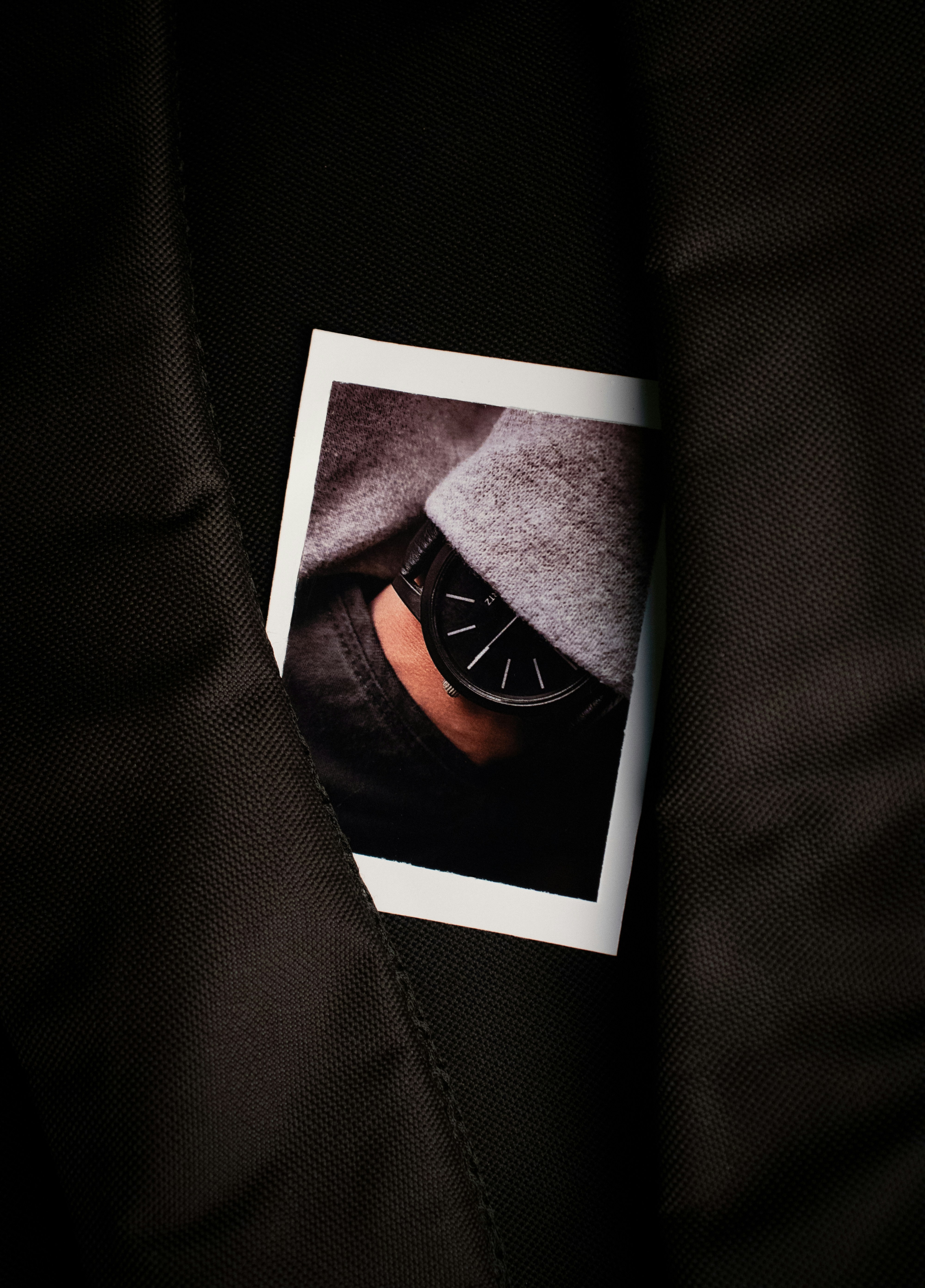 흰색과 검은 색 액자