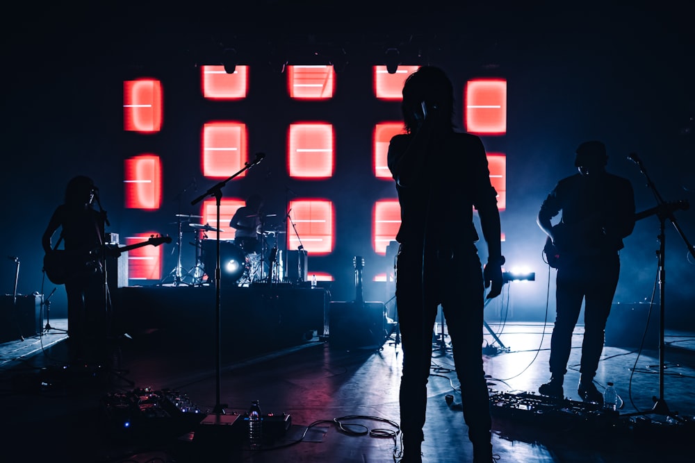 silhouette di uomo in piedi sul palco